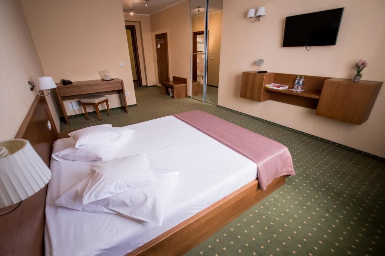 Отель Hotel AmaDeus Фокшани